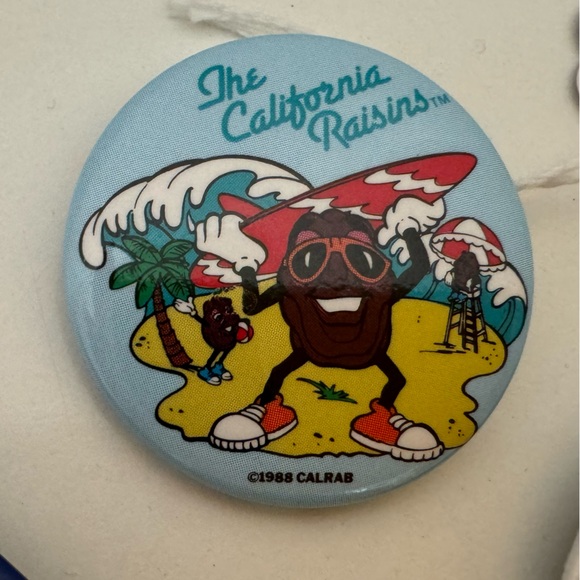 Vintage 9 Buttons of Various sizes - Picture 3 of 10